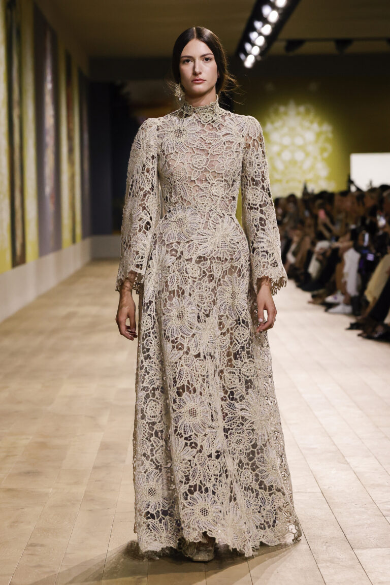 Long guipure dress representing a big floral motif in cord.