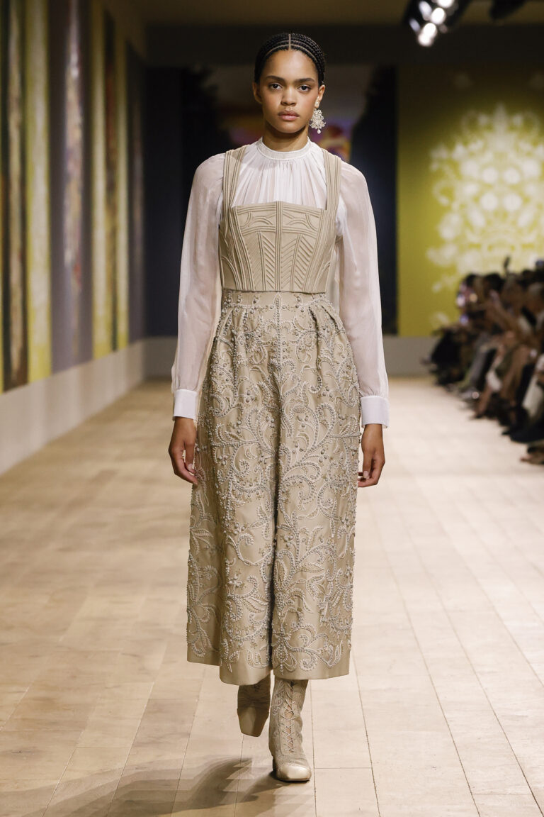Overstitched bodice with relief effect over a cotton canvas skirt embroidered with plant motif in soutache and beige passementerie and chiffon crepe shirt.