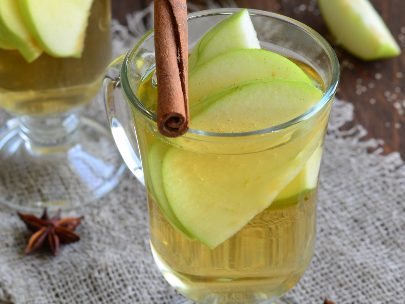 Rețetă de apă cu mere și scorțișoară Răsfăță-te cu o băutură sănătoasă, revigorantă și delicioasă Rețetă de apă cu mere și scorțișoară: Răsfăță-te cu o băutură sănătoasă, revigorantă și delicioasă