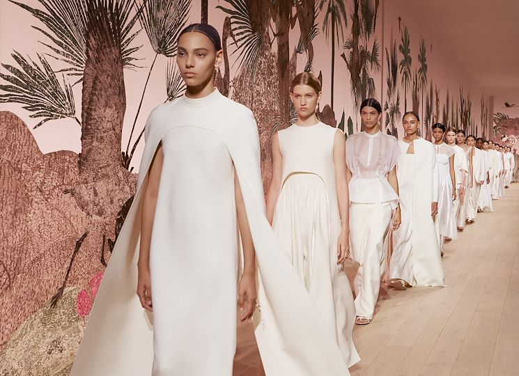 Colectia DIOR Haute Couture Toamna-Iarna 2023-2024: Un Sanctuar al Timpului și Femininității