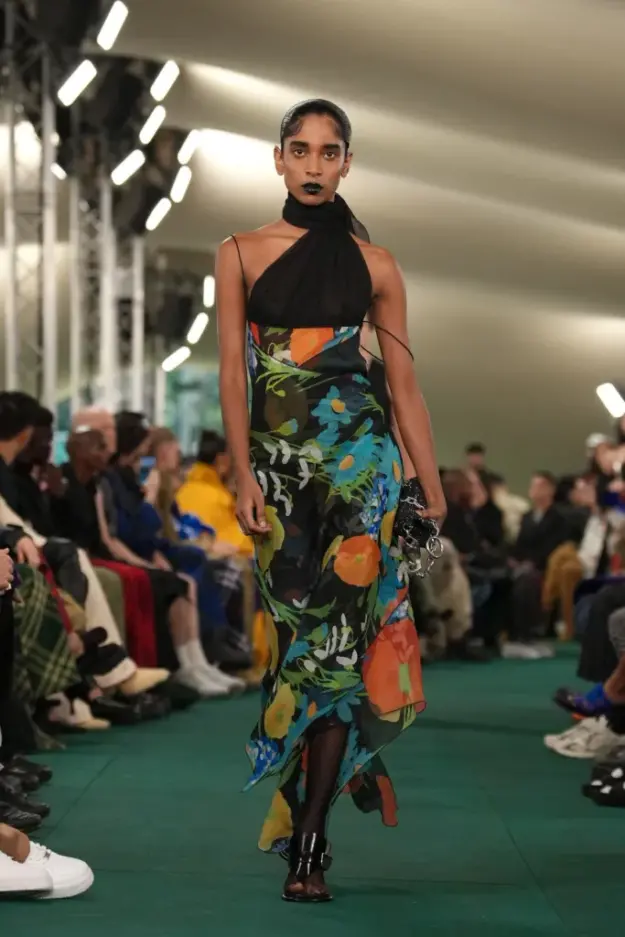 Burberry SS24 / Primăvară-Vară 2024 la Săptămâna Modei de la Londra: O Colecție Feminină și Masculină Sub Semnul Inovației