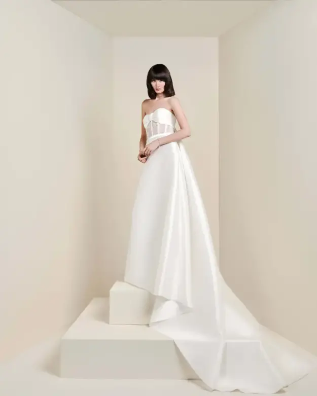 Viktor&Rolf Mariage Primăvară/Vară 2025: Nuanțe de Inovație și Eleganță la Paris Fashion Week